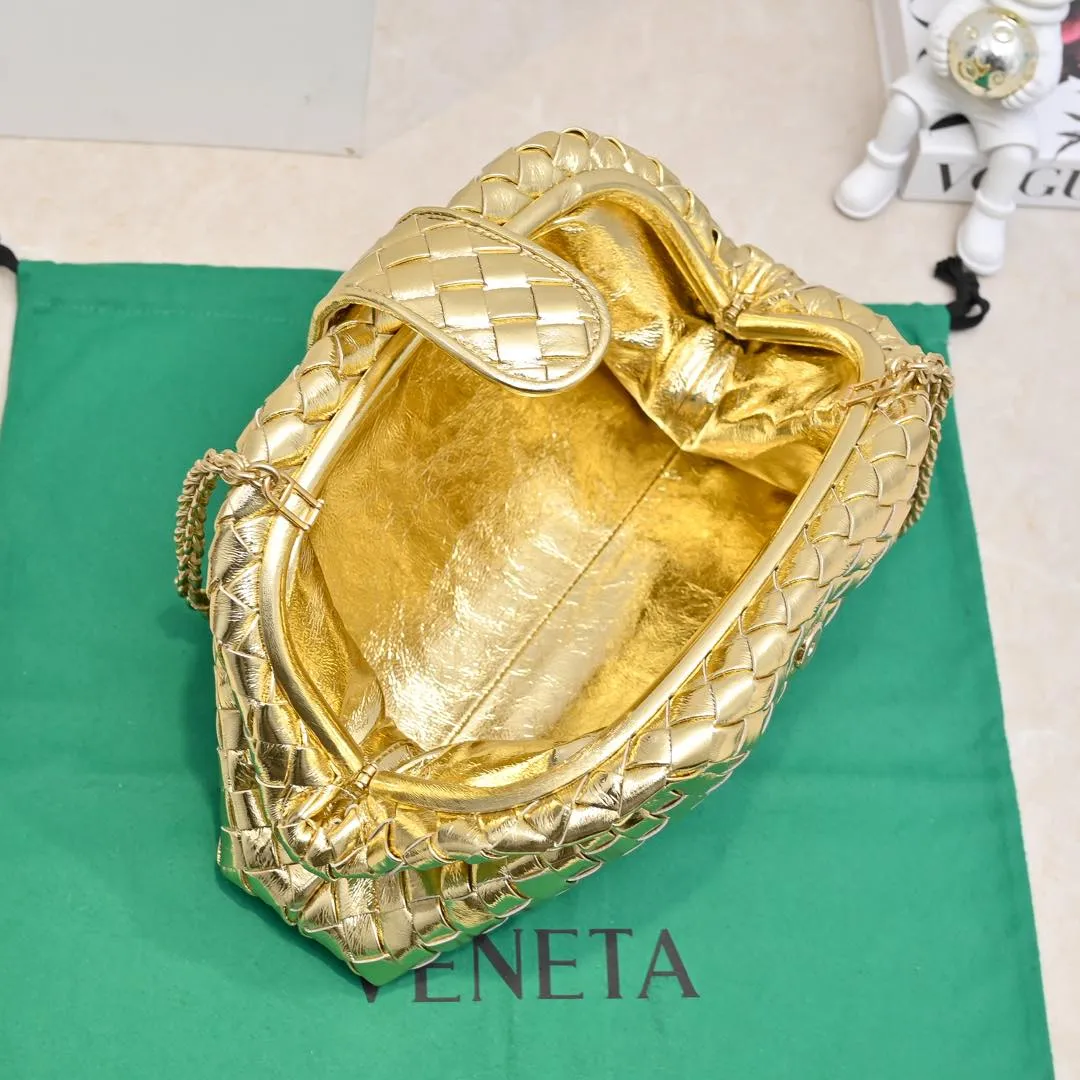 Batch 2260 Bitters Venetia 2024 summer series brings Lauren 1980 handbags back to the public eye. The design of the bag is inspired by ancient Roman architecture. It uses the brand's iconic Intrecciato lambskin woven bag body with a hard frame. No logo can be seen on the whole bag. It is equipped with a leather woven metal chain. When using it as a clutch, just put the chain directly in the bag ~ showing an elegant and timeless style. Decades later, when Lauren Hutton once again walked on the Bottega Venetia spring and summer show with this bag, the charm of the year still remains intact despite the passage of time. Size: 31.5*16.5*11 Style No.: 5807